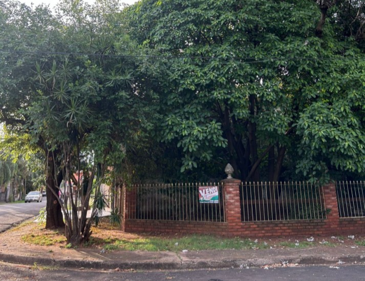 SE VENDE Casa de dos plantas con amplio terreno en esquina