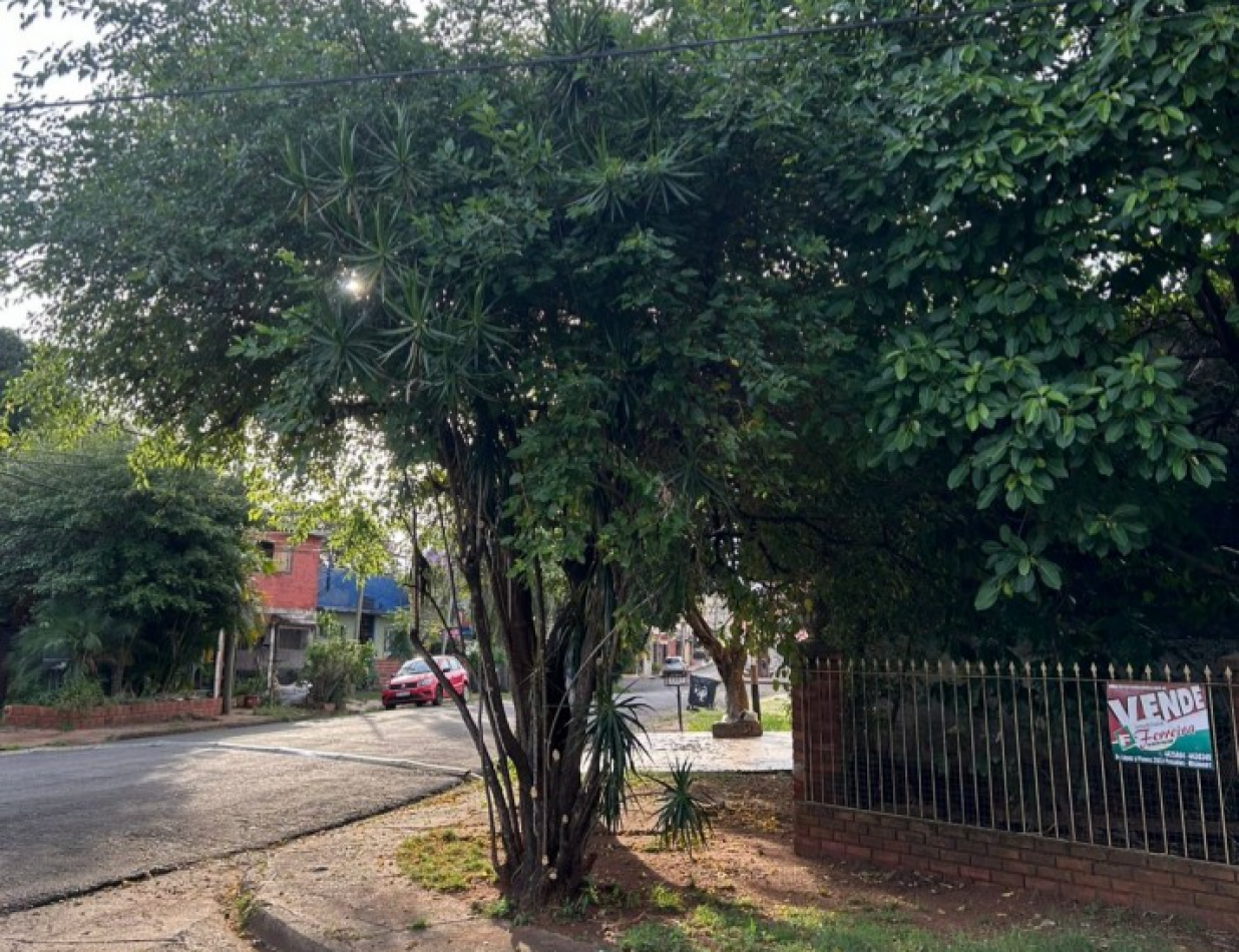 SE VENDE Casa de dos plantas con amplio terreno en esquina