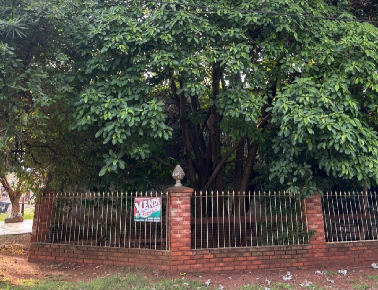 SE VENDE Casa de dos plantas con amplio terreno en esquina