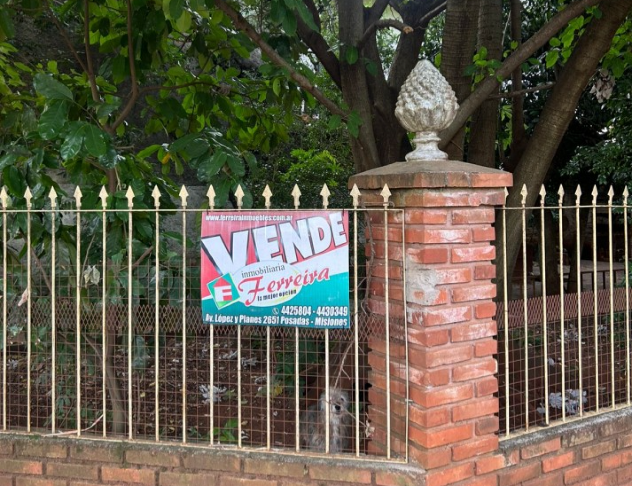SE VENDE Casa de dos plantas con amplio terreno en esquina