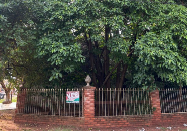 SE VENDE Casa de dos plantas con amplio terreno en esquina